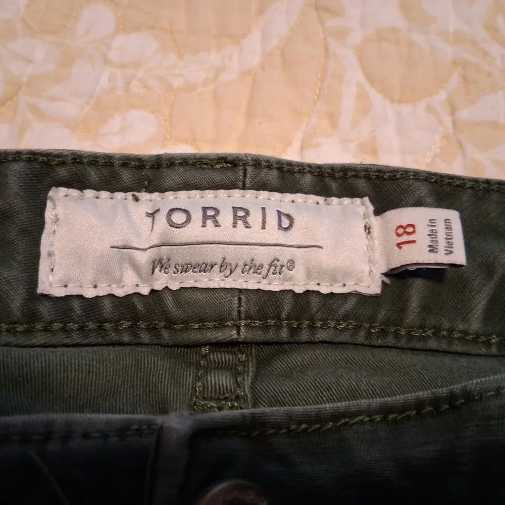 Women's Shorts, Torrid brand, size 18, Dark Green Camo/Flower appliques - Picture 4 of 4